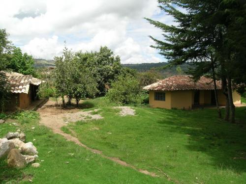 Vendo casa y terreno con excelente ubicación en Cajabamba 