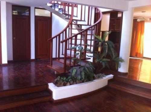 VENDO AMPLIA CASA EN YANAHUARA