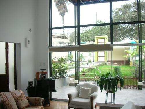 CASA MODERNA Y ELEGANTE/full equipada y amoblada, en RINCONADA DEL LAGO, ZONA SEGURA