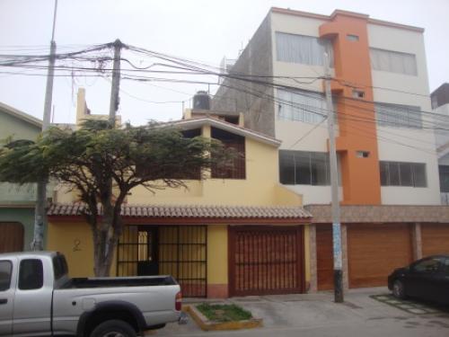 VENTA DE AMPLIA E ILUMNADA CASA EN URB. LOS CEDROS DE VILLA CHORRILLOS