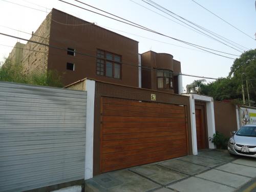 CASA EN VENTA EN SANTIAGO DE SURCO POR REMODELAR 