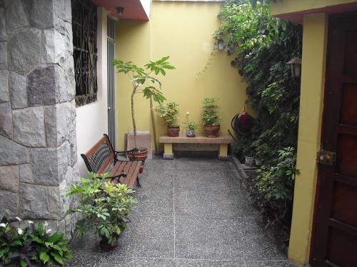 Quimperu vende casa en San Miguel mas departamento independiente