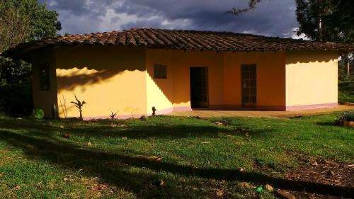 Remato casa y terreno con excelente ubicación en Cajabamba 