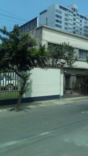 VENTA DE CASA EN MIRAFLORES, 3 PISOS, COCHERA PARA 2 AUTOS, A MEDIA CUADRA DE LARCOMAR