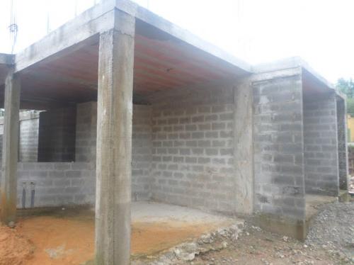 Vendo por motivo de viaje casa semi-construida