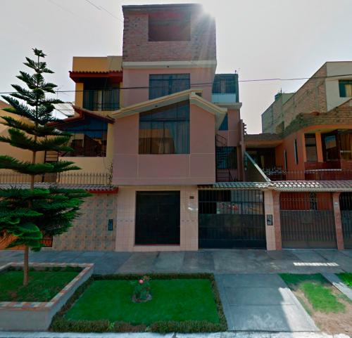 Linda Casa de 4 Pisos en el distrito de Los Olivos