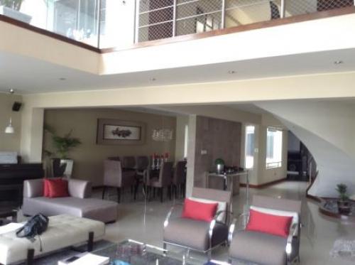 Venta de Espectacular Triplex en Surco