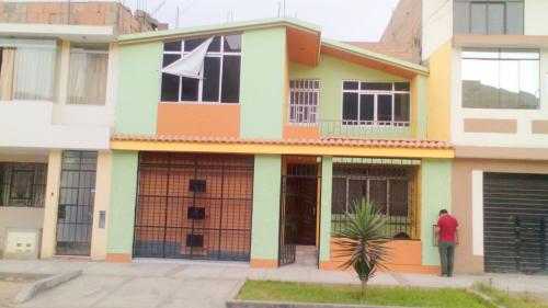 OPORTUNIDAD: CASA CON LOCAL COMERCIAL EN LOS OLIVOS !!!