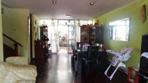 CASA EN VENTA DE DOS PISOS Y AZOTEA UBICADA ALT. DE AV. LA MAR CDRA. 17 CON AV. JUAN VALER (EX CUEVA) A ESPALDA DEL PARQUE KENNEDY. 