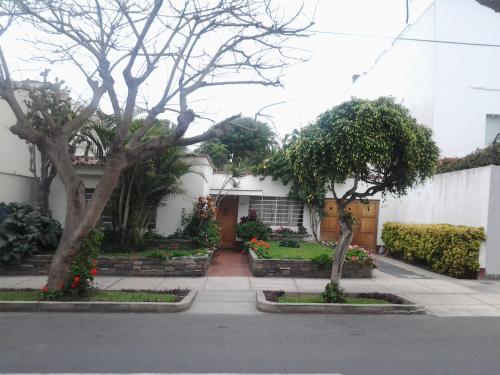 Se vende casa de Un solo piso en Zona Residencial de San Isidro