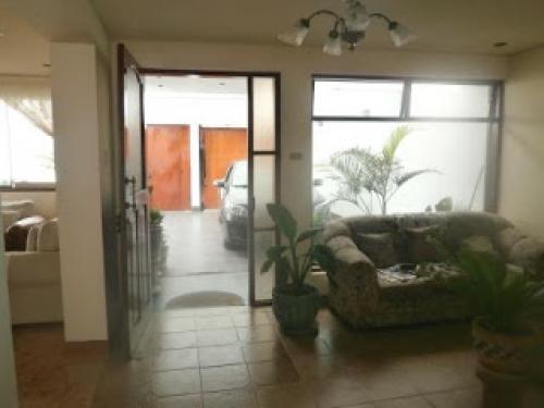 VENTA DE CASA DE 2 PISOS EN LOS CEDROS A.T.: 180m2, A.C.: 205m2