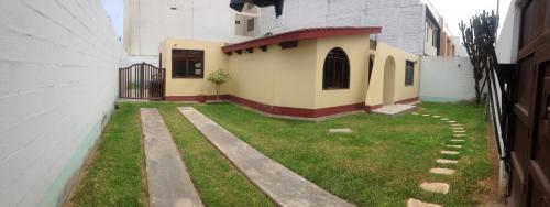 REMATO casa amplios jardines en zona residencial - Urb. El Golf - Trujillo