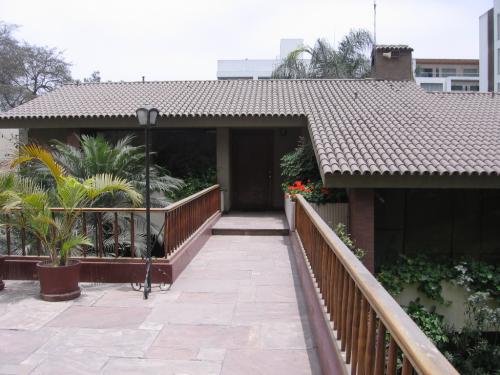 VENDO CASA EN LOS CERROS DE CAMACHO - SURCO.