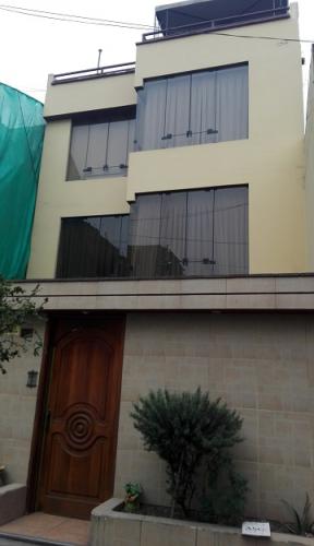 VENDO CASA EN SAN BORJA 4 PISOS ESPALDA DE LA BIBLIOTECA NACIONAL