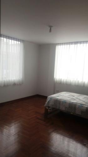 SE ALQUILA DEPARTAMENTO O CUARTOS A PERSONA SIN HIJOS