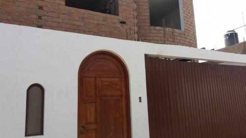 SE VENDE CASA CON COCHERA EN HUALMAY HUACHO