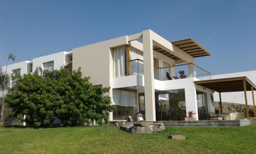 Bonita amplia y cómoda casa de Playa en Condominio Las Palmeras Km. 123.7 Panamericana Sur