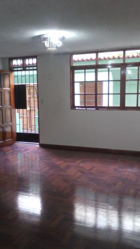 SAN BORJA,  URB. CORPAC  - VENDO CHALECITO DOS PISOS.