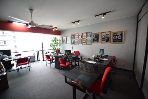 Alquiler de oficina con áreas comunes en centro empresarial Miraflores cerca a Metropolitano