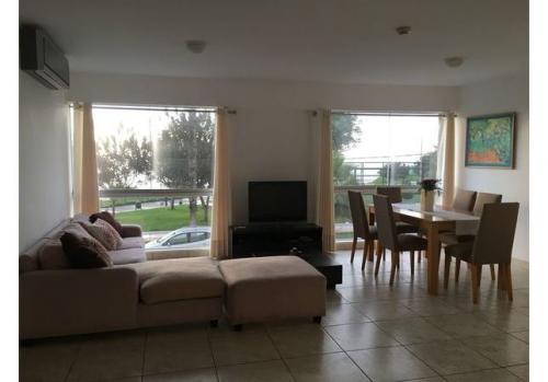 Alquilo bonito departamento amoblado en Miraflores, con vista al mar.