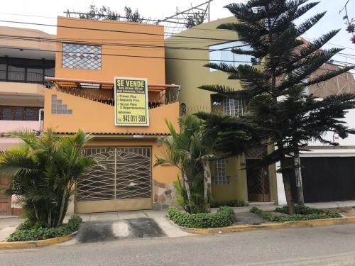 REMATO CASA CON DOS DEPARTAMENTOS INDEPENDIENTES EN TERCER PISO