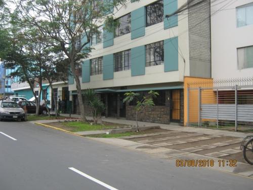 SE VENDE DEPARTAMENTO 1ER PISO EN SANTA BEATRIZ CERCADO  LIMA