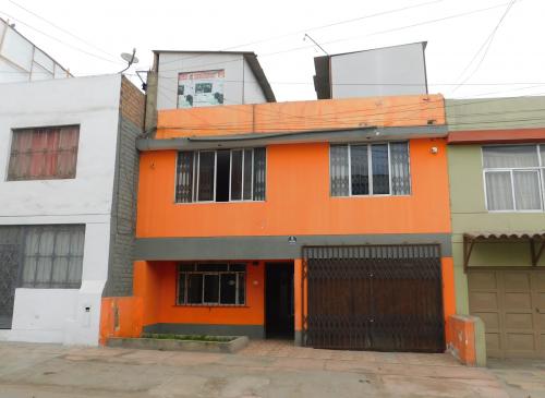 VENTA DE CASA EN SJM, A MEDIA CUADRA DE LA AVENIDA COMERCIAL CANEVARO