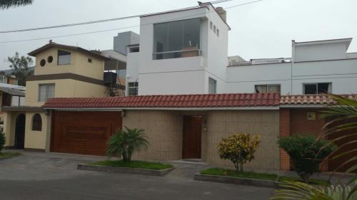 Alquilo casa en Monterrico cerca a embajada USA