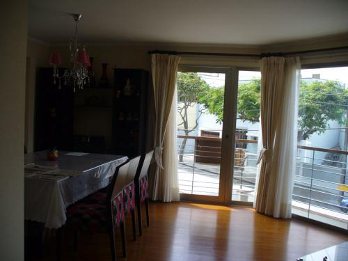 MIRAFLORES. ALQUILO.   DPTO.  AMOBLADO CON COCHERA.