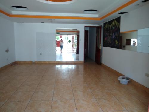 S. M. DE PORRES URB. JORGE CHAVEZ,  ALQUILO  LOCAL COMERCIAL.