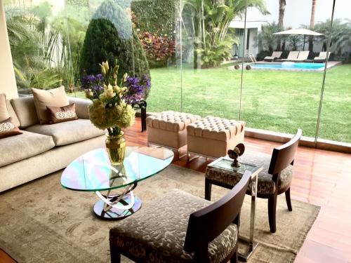 LA MOLINA, RESIDENC.  MONTERRICO -  VENDO CASA DE 2 PISOS.