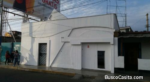 ????????VENDO AMPLIA CASA DE 720M2 EN TODA LA AV, MANSICHE