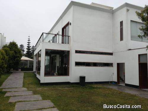 Se vende excelente casa ubicada en la exclusiva urbanización Las Brisas de Villa, Chorrillos