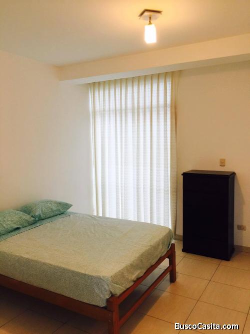 ALQUILO BONITA HABITACION AMOBLADA 5to.PISO, muy cerca a la Plaza Mayor de NUEVO CHIMBOTE. 