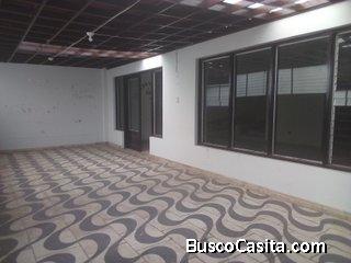 ALQUILO AMPLIA CASA PARA EMPRESAS EN PLENA AVENIDA. 