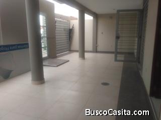 SE ALQUILA 2 OFICINAS Y HALL DE RECEPCIÓN EN  LA URB. EL RECREO 