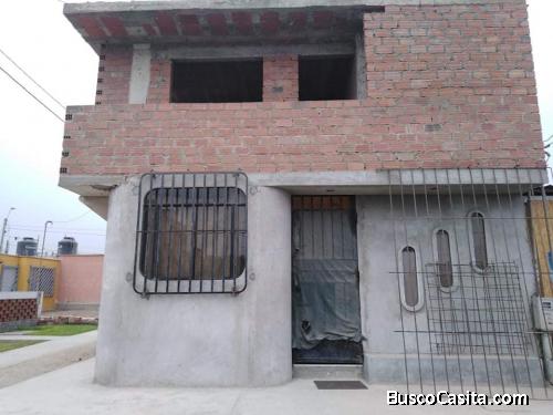 CASA DE 2 PISOS TECHADA, EN ESQUINA, FRENTE A UN PARQUE