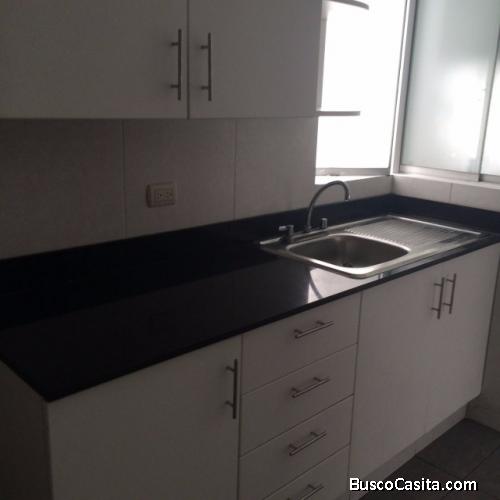 Alquilo departamento en Miraflores US$ 800 sin muebles.