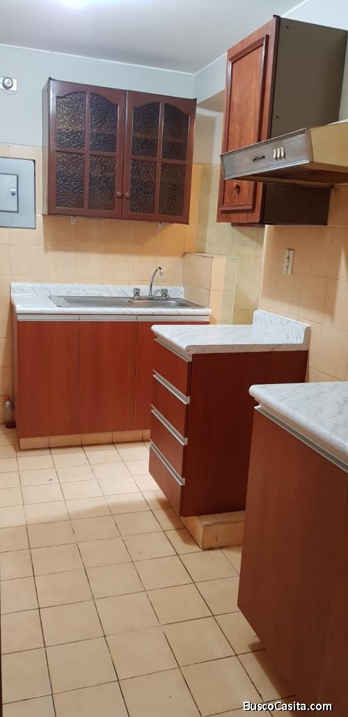 Alquilo dpto av. La Encalada a una cuadra del C. C. EL POLO