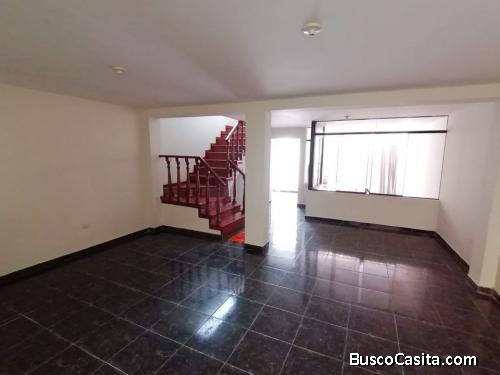 SE VENDE ENORME CASA DE 3 PISOS MAS DUPLEX EN MARIANO MELGAR