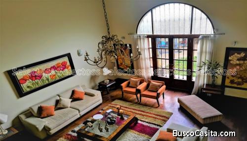 VENTA HERMOSA CASA REMODELADA 3 DORM. 4 BAÑOS PISCINA BBQ FAMILY ROOM HOMEOFICE