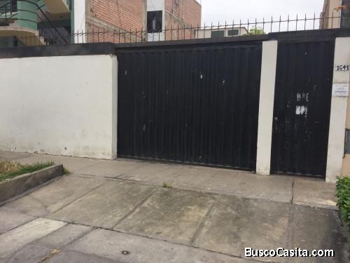 Venta de una casa de 3 pisos con terreno