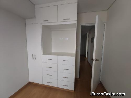 Se alquila habitación con baño compartido