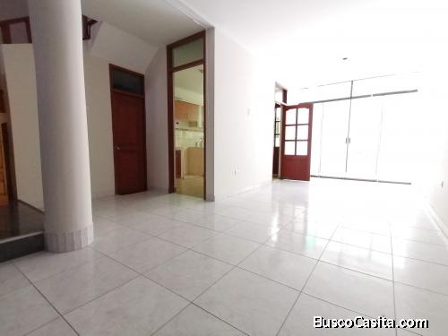 CASA 3 PISOS – FRENTE A PARQUE – URB.  SANTA INES