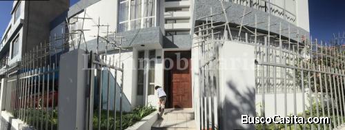 Vendo amplia casa en Mariano Melgar