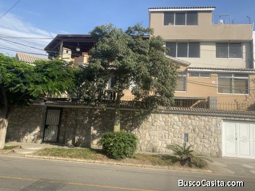 CASA EN ESQUINA DE 4 PISOS - LOS CEDROS DE VILLA