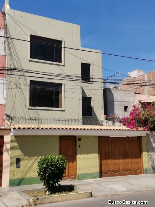 CASA DE 3 PISOS – URB. VISTA HERMOSA