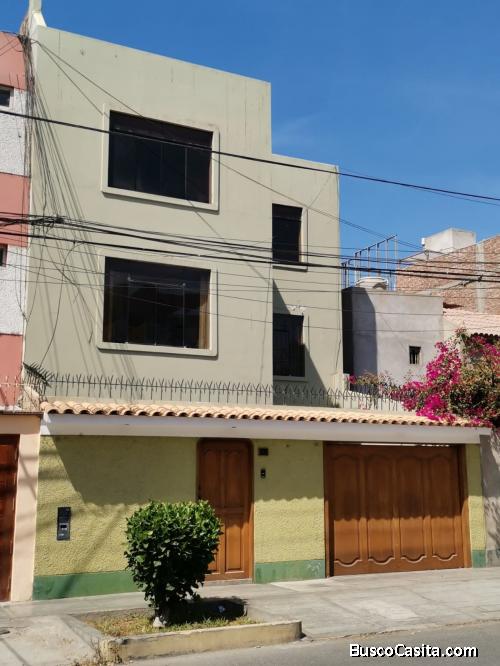 CASA DE 3 PISOS – URB. VISTA HERMOSA