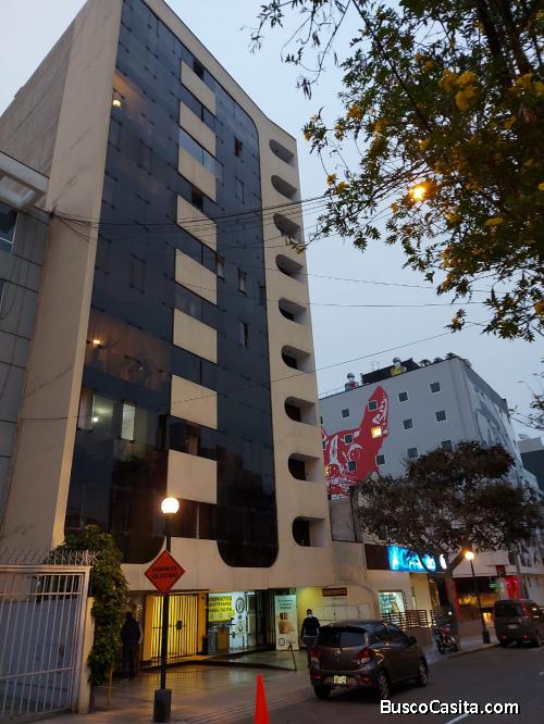 Mini departamento en alquiler pleno centro de Miraflores. (Alcanfores con Benavides).