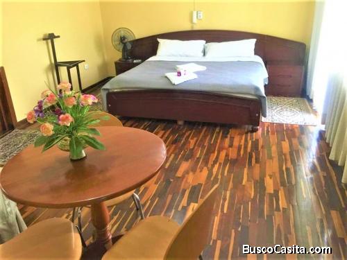 Alquilo hotel totalmente amoblado  PARA Clinica , oficinas ,en la urb las Quintanas